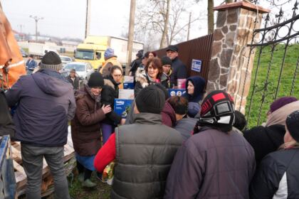 Daruri de sfintele sărbători pentru familiile sinistrate din judeţul Galaţi – fotografia 47