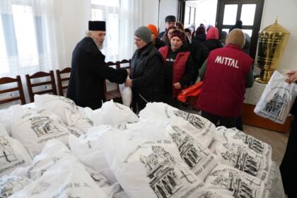 Daruri de sfintele sărbători pentru familiile sinistrate din judeţul Galaţi – fotografia 53