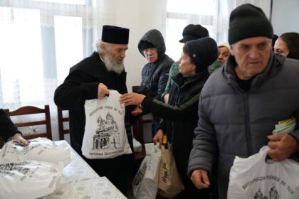 Daruri de sfintele sărbători pentru familiile sinistrate din judeţul Galaţi – fotografia 54