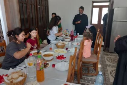 Bucurie, comuniune şi activităţi recreative pentru copiii din trei comunităţi parohiale brăilene – fotografia 1