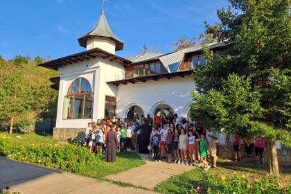 Mănăstirea Cârlomănești, gazdă primitoare pentru copii și tineri – fotografia 1
