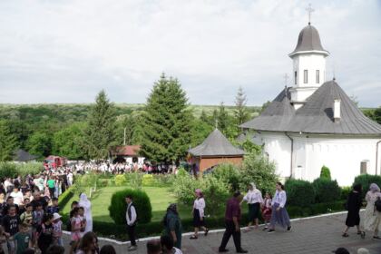 Pelerinajul tinerilor la hramul Mănăstirii Buciumeni – fotografia 8