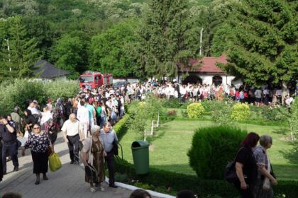 Pelerinajul tinerilor la hramul Mănăstirii Buciumeni – fotografia 9