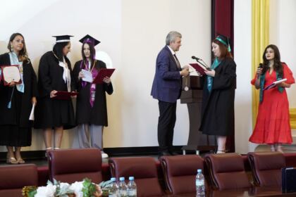 Cursul festiv al absolvenţilor Facultăţii de Istorie, Filosofie şi Teologie din Galaţi – fotografia 45