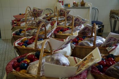 Daruri cu produse tradiţionale de Paști, oferite cadrelor medicale aflate la datorie în noaptea de Înviere şi persoanelor refugiate – fotografia 4