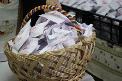 Daruri cu produse tradiţionale de Paști, oferite cadrelor medicale aflate la datorie în noaptea de Înviere şi persoanelor refugiate – fotografia 7