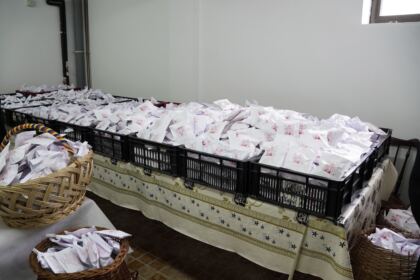 Daruri cu produse tradiţionale de Paști, oferite cadrelor medicale aflate la datorie în noaptea de Înviere şi persoanelor refugiate – fotografia 8