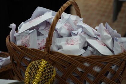 Daruri cu produse tradiţionale de Paști, oferite cadrelor medicale aflate la datorie în noaptea de Înviere şi persoanelor refugiate – fotografia 9