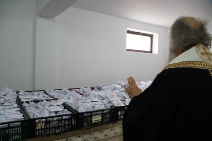 Daruri cu produse tradiţionale de Paști, oferite cadrelor medicale aflate la datorie în noaptea de Înviere şi persoanelor refugiate – fotografia 13