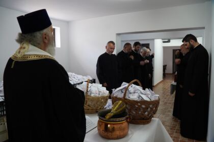 Daruri cu produse tradiţionale de Paști, oferite cadrelor medicale aflate la datorie în noaptea de Înviere şi persoanelor refugiate – fotografia 15