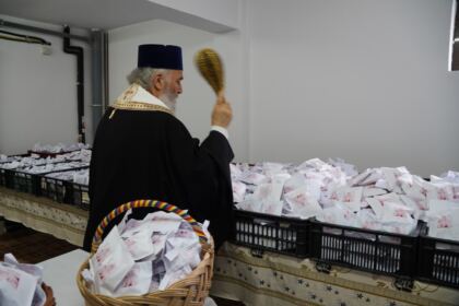 Daruri cu produse tradiţionale de Paști, oferite cadrelor medicale aflate la datorie în noaptea de Înviere şi persoanelor refugiate – fotografia 16