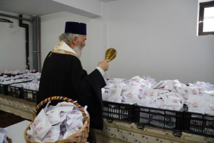 Daruri cu produse tradiţionale de Paști, oferite cadrelor medicale aflate la datorie în noaptea de Înviere şi persoanelor refugiate – fotografia 17