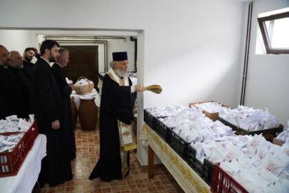 Daruri cu produse tradiţionale de Paști, oferite cadrelor medicale aflate la datorie în noaptea de Înviere şi persoanelor refugiate – fotografia 18