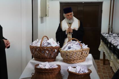 Daruri cu produse tradiţionale de Paști, oferite cadrelor medicale aflate la datorie în noaptea de Înviere şi persoanelor refugiate – fotografia 20