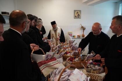 Daruri cu produse tradiţionale de Paști, oferite cadrelor medicale aflate la datorie în noaptea de Înviere şi persoanelor refugiate – fotografia 21