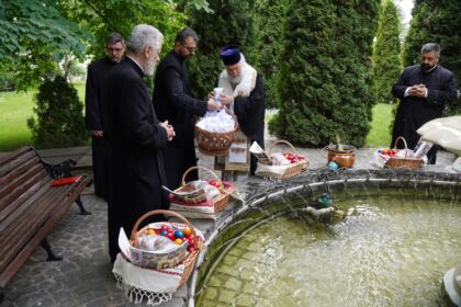 Daruri cu produse tradiţionale de Paști, oferite cadrelor medicale aflate la datorie în noaptea de Înviere şi persoanelor refugiate – fotografia 28