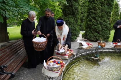Daruri cu produse tradiţionale de Paști, oferite cadrelor medicale aflate la datorie în noaptea de Înviere şi persoanelor refugiate – fotografia 30
