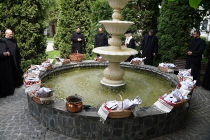 Daruri cu produse tradiţionale de Paști, oferite cadrelor medicale aflate la datorie în noaptea de Înviere şi persoanelor refugiate – fotografia 32