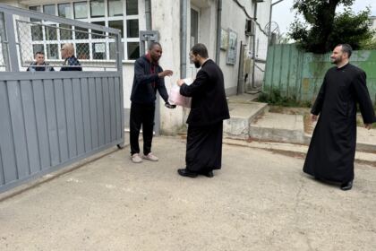 Daruri cu produse tradiţionale de Paști, oferite cadrelor medicale aflate la datorie în noaptea de Înviere şi persoanelor refugiate – fotografia 1