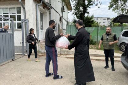 Daruri cu produse tradiţionale de Paști, oferite cadrelor medicale aflate la datorie în noaptea de Înviere şi persoanelor refugiate – fotografia 2