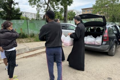 Daruri cu produse tradiţionale de Paști, oferite cadrelor medicale aflate la datorie în noaptea de Înviere şi persoanelor refugiate – fotografia 3