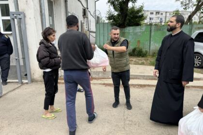Daruri cu produse tradiţionale de Paști, oferite cadrelor medicale aflate la datorie în noaptea de Înviere şi persoanelor refugiate – fotografia 4