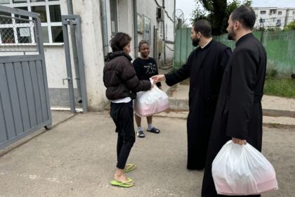 Daruri cu produse tradiţionale de Paști, oferite cadrelor medicale aflate la datorie în noaptea de Înviere şi persoanelor refugiate – fotografia 5