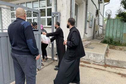 Daruri cu produse tradiţionale de Paști, oferite cadrelor medicale aflate la datorie în noaptea de Înviere şi persoanelor refugiate – fotografia 11