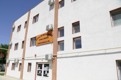 Rugăciune, comuniune şi daruri pentru cadrele medicale şi semenii bolnavi – fotografia 1