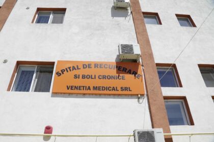 Rugăciune, comuniune şi daruri pentru cadrele medicale şi semenii bolnavi – fotografia 2