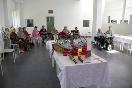 Rugăciune, comuniune şi daruri pentru cadrele medicale şi semenii bolnavi – fotografia 3