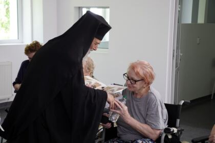 Rugăciune, comuniune şi daruri pentru cadrele medicale şi semenii bolnavi – fotografia 5