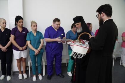 Rugăciune, comuniune şi daruri pentru cadrele medicale şi semenii bolnavi – fotografia 6