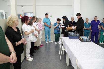 Rugăciune, comuniune şi daruri pentru cadrele medicale şi semenii bolnavi – fotografia 7