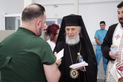 Rugăciune, comuniune şi daruri pentru cadrele medicale şi semenii bolnavi – fotografia 8