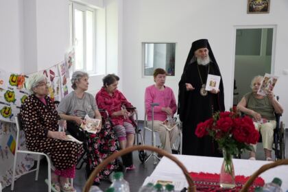 Rugăciune, comuniune şi daruri pentru cadrele medicale şi semenii bolnavi – fotografia 11