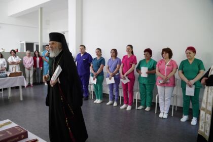 Rugăciune, comuniune şi daruri pentru cadrele medicale şi semenii bolnavi – fotografia 12
