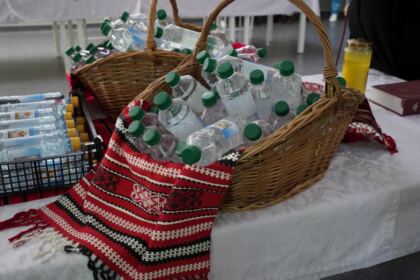 Rugăciune, comuniune şi daruri pentru cadrele medicale şi semenii bolnavi – fotografia 15