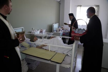 Rugăciune, comuniune şi daruri pentru cadrele medicale şi semenii bolnavi – fotografia 19