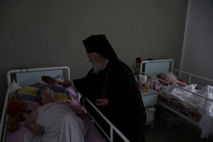 Rugăciune, comuniune şi daruri pentru cadrele medicale şi semenii bolnavi – fotografia 20
