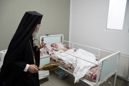 Rugăciune, comuniune şi daruri pentru cadrele medicale şi semenii bolnavi – fotografia 21