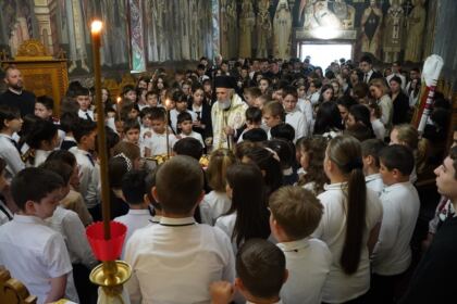 Momente de recunoştinţă pentru Episcopul Melchisedec Ştefănescu, la Seminarul Teologic din Galaţi – fotografia 11