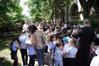 Zi de mare bucurie pentru copii la Aşezământul „Sf. Vasile cel Mare“ – fotografia 15