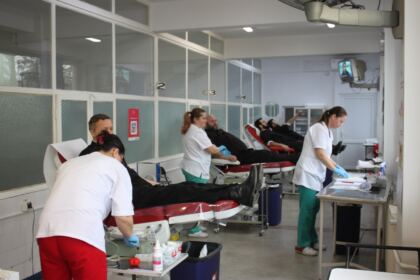 Preoţi şi credincioşi brăileni au donat sânge pentru semenii bolnavi – fotografia 5