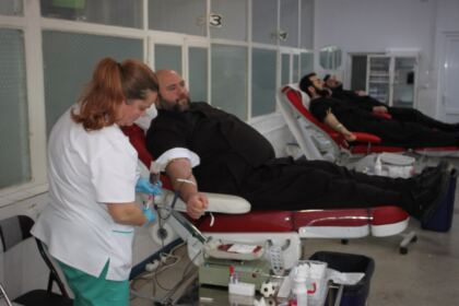 Preoţi şi credincioşi brăileni au donat sânge pentru semenii bolnavi – fotografia 6