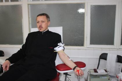 Preoţi şi credincioşi brăileni au donat sânge pentru semenii bolnavi – fotografia 7
