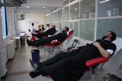 Preoţi şi credincioşi brăileni au donat sânge pentru semenii bolnavi – fotografia 8