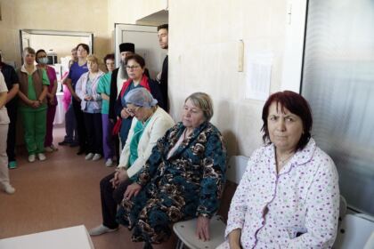 Rugăciune şi binecuvântare pentru bolnavii şi cadrele medicale de la Spitalul „Sf. Ap. Andrei“ din Galaţi – fotografia 12