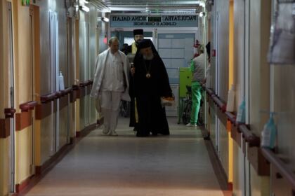 Rugăciune şi binecuvântare pentru bolnavii şi cadrele medicale de la Spitalul „Sf. Ap. Andrei“ din Galaţi – fotografia 15