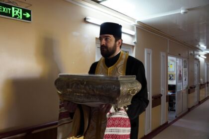 Rugăciune şi binecuvântare pentru bolnavii şi cadrele medicale de la Spitalul „Sf. Ap. Andrei“ din Galaţi – fotografia 16